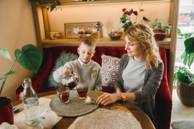 Anne ve kızı caffe çiçeklerle. Evlat annesine çiçek ver. sevimli bir aile. Dünya Kadınlar günü 8 Mart kutluyor