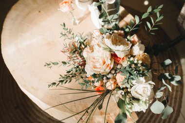 Anne ve kızı caffe çiçeklerle. Evlat annesine çiçek ver. sevimli bir aile. Dünya Kadınlar günü 8 Mart kutluyor