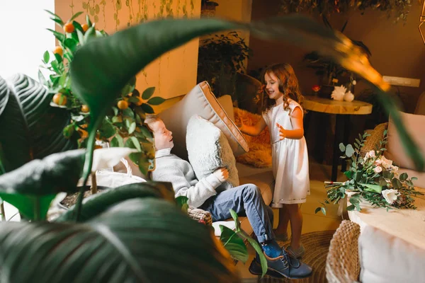 Anne ve kızı caffe çiçeklerle. Evlat annesine çiçek ver. sevimli bir aile. Dünya Kadınlar günü 8 Mart kutluyor