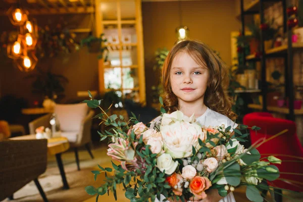 Máma Dcera Květinami Caffe Synovi Darovat Květiny Matce Skvělá Rodina — Stock fotografie