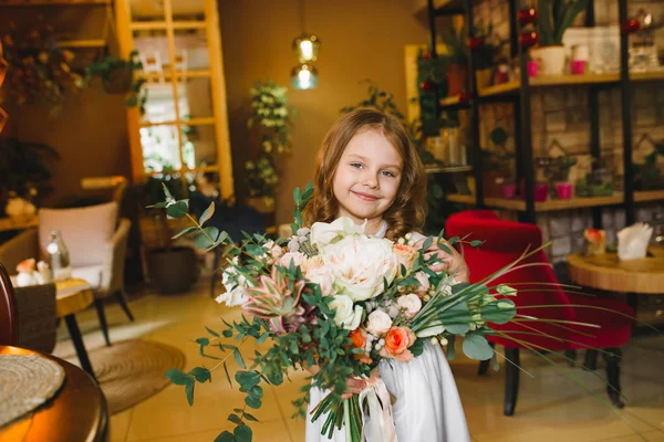 Mama Córka Kwiatami Caffe Syn Dać Kwiaty Matki Ładny Rodziny — Zdjęcie stockowe