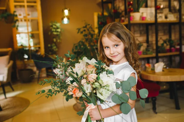 Мама Дочка Квітами Кафе Син Дарують Квіти Матері Милі Сім — стокове фото