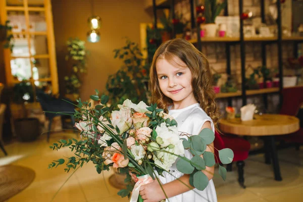 Máma Dcera Květinami Caffe Synovi Darovat Květiny Matce Skvělá Rodina — Stock fotografie