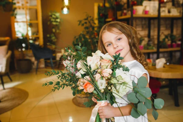 Anne ve kızı caffe çiçeklerle. Evlat annesine çiçek ver. sevimli bir aile. Dünya Kadınlar günü 8 Mart kutluyor