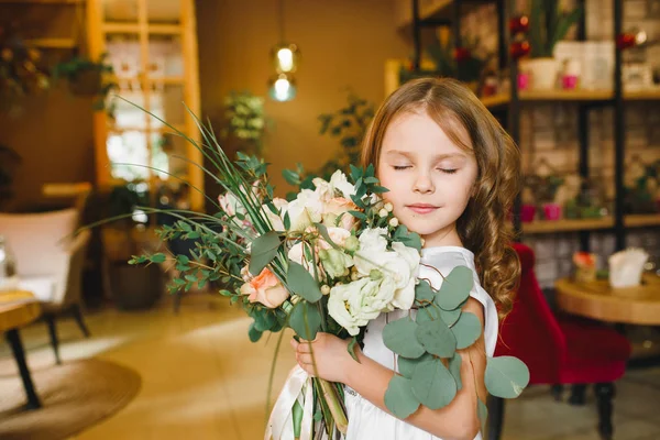 Anne ve kızı caffe çiçeklerle. Evlat annesine çiçek ver. sevimli bir aile. Dünya Kadınlar günü 8 Mart kutluyor