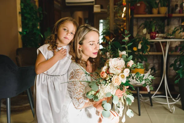 Ibu Dan Anak Perempuan Dengan Bunga Caffe Anak Memberikan Bunga — Stok Foto