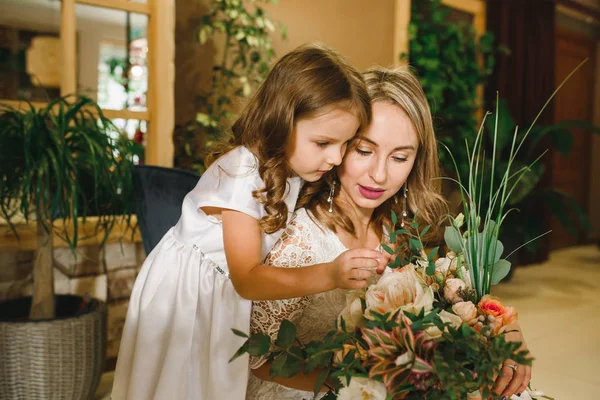 Mãe Filha Com Flores Café Filho Flores Mãe Família Gira — Fotografia de Stock