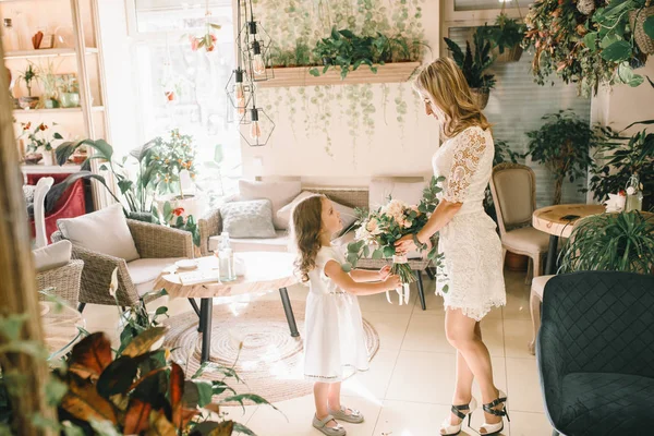 Ibu Dan Anak Perempuan Dengan Bunga Caffe Anak Memberikan Bunga — Stok Foto