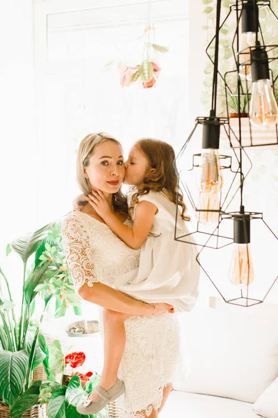 Anne ve kızı caffe çiçeklerle. Evlat annesine çiçek ver. sevimli bir aile. Dünya Kadınlar günü 8 Mart kutluyor