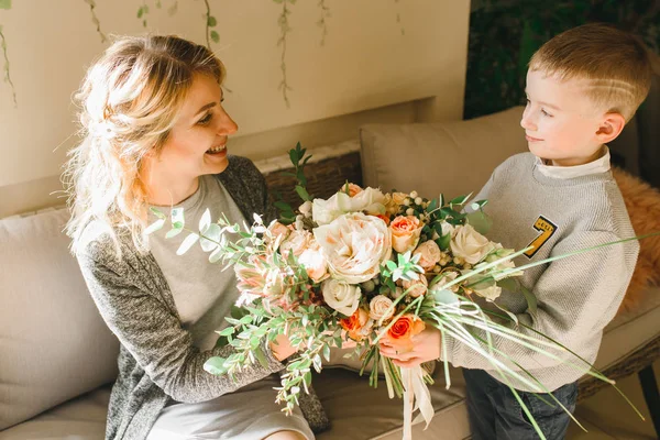 Anne ve kızı caffe çiçeklerle. Evlat annesine çiçek ver. sevimli bir aile. Dünya Kadınlar günü 8 Mart kutluyor
