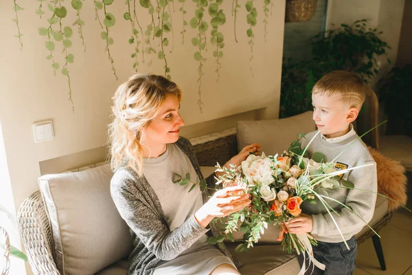 Anne ve kızı caffe çiçeklerle. Evlat annesine çiçek ver. sevimli bir aile. Dünya Kadınlar günü 8 Mart kutluyor