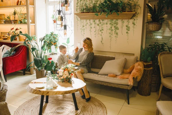 Mutter Und Tochter Mit Blumen Café Sohn Schenkt Mutter Blumen — Stockfoto