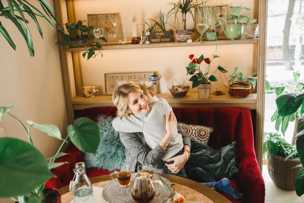 Anne ve kızı caffe çiçeklerle. Evlat annesine çiçek ver. sevimli bir aile. Dünya Kadınlar günü 8 Mart kutluyor