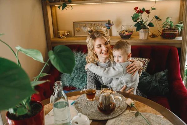 Mãe Filha Com Flores Café Filho Flores Mãe Família Gira — Fotografia de Stock