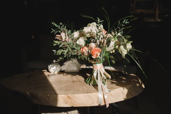 Anne ve kızı caffe çiçeklerle. Evlat annesine çiçek ver. sevimli bir aile. Dünya Kadınlar günü 8 Mart kutluyor