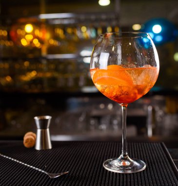 Uzman barmen gece kulübünde kokteyl yapıyor, barmen bir kokteyl elinde tutuyor. Yüzü yok. Seçici odak