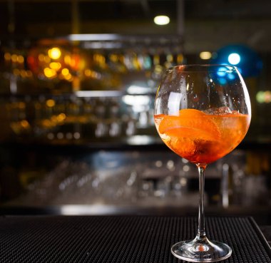 Uzman barmen gece kulübünde kokteyl yapıyor, barmen bir kokteyl elinde tutuyor. Yüzü yok. Seçici odak