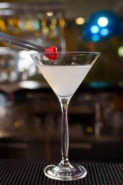 Uzman barmen gece kulübünde kokteyl yapıyor, barmen bir kokteyl elinde tutuyor. Yüzü yok. Seçici odak