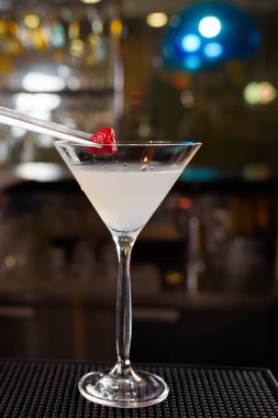 Uzman barmen gece kulübünde kokteyl yapıyor, barmen bir kokteyl elinde tutuyor. Yüzü yok. Seçici odak