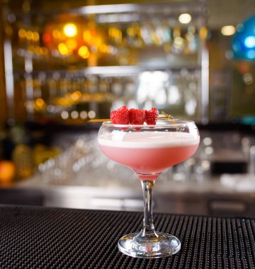 Uzman barmen gece kulübünde kokteyl yapıyor, barmen bir kokteyl elinde tutuyor. Yüzü yok. Seçici odak