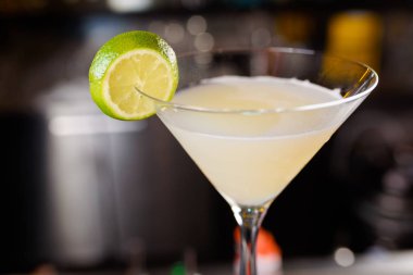 Uzman barmen gece kulübünde kokteyl yapıyor, barmen bir kokteyl elinde tutuyor. Yüzü yok. Seçici odak