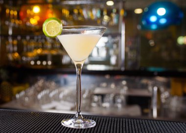 Uzman barmen gece kulübünde kokteyl yapıyor, barmen bir kokteyl elinde tutuyor. Yüzü yok. Seçici odak