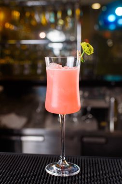 Uzman barmen gece kulübünde kokteyl yapıyor, barmen bir kokteyl elinde tutuyor. Yüzü yok. Seçici odak