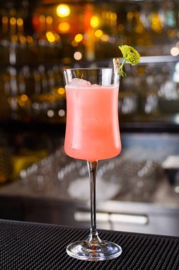 Uzman barmen gece kulübünde kokteyl yapıyor, barmen bir kokteyl elinde tutuyor. Yüzü yok. Seçici odak