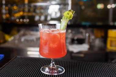 Uzman barmen gece kulübünde kokteyl yapıyor, barmen bir kokteyl elinde tutuyor. Yüzü yok. Seçici odak