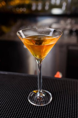 Uzman barmen gece kulübünde kokteyl yapıyor, barmen bir kokteyl elinde tutuyor. Yüzü yok. Seçici odak