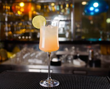 Uzman barmen gece kulübünde kokteyl yapıyor, barmen bir kokteyl elinde tutuyor. Yüzü yok. Seçici odak