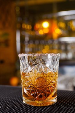 Uzman barmen gece kulübünde kokteyl yapıyor, barmen bir kokteyl elinde tutuyor. Yüzü yok. Seçici odak