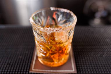 Uzman barmen gece kulübünde kokteyl yapıyor, barmen bir kokteyl elinde tutuyor. Yüzü yok. Seçici odak