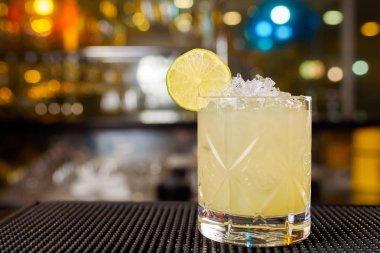 Uzman barmen gece kulübünde kokteyl yapıyor, barmen bir kokteyl elinde tutuyor. Yüzü yok. Seçici odak