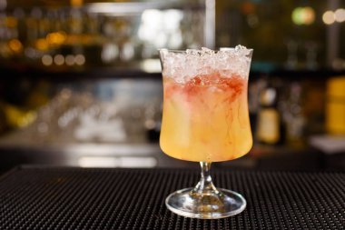 Uzman barmen gece kulübünde kokteyl yapıyor, barmen bir kokteyl elinde tutuyor. Yüzü yok. Seçici odak