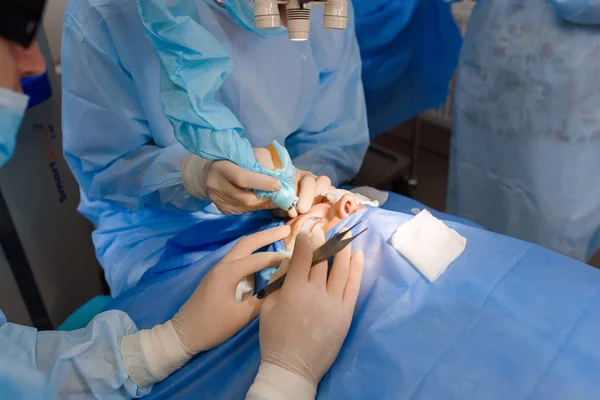 Laser blepharoplastiek, operatie van plastische chirurgie voor het corrigeren van defecten, misvormingen en disfiguraties van de oogleden; en voor het esthetisch modificeren van het ooggebied van het gezicht. in de medische kliniek — Stockfoto