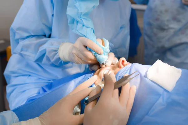 Laser blepharoplastiek, operatie van plastische chirurgie voor het corrigeren van defecten, misvormingen en disfiguraties van de oogleden; en voor het esthetisch modificeren van het ooggebied van het gezicht. in de medische kliniek — Stockfoto