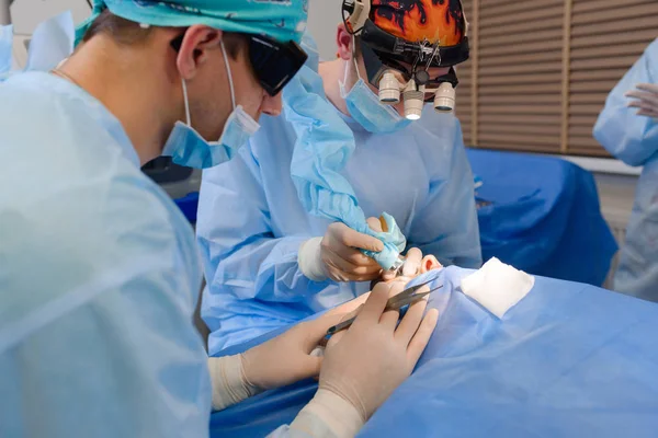 Лазерна блефаропластика, операція пластичної хірургії для виправлення дефектів, деформацій та дефектів повік, а також для естетичної зміни зору обличчя. в медичній клініці — стокове фото
