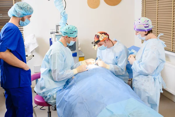 Λέιζερ βλεφαροπλαστική, χειρουργική επέμβαση πλαστικής χειρουργικής για τη διόρθωση ελαττωμάτων, παραμορφώσεις, και την παραμόρφωση των βλεφάρων? και για την αισθητική τροποποίηση της περιοχής των ματιών του προσώπου. στην ιατρική κλινική — Φωτογραφία Αρχείου