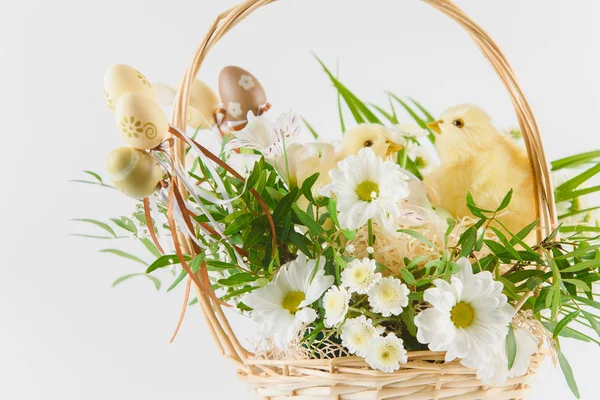 Veselé Velikonoce. Blahopřejeme k Velikonočnímu pozadí. Velikonoční vajíčka a květiny — Stock fotografie
