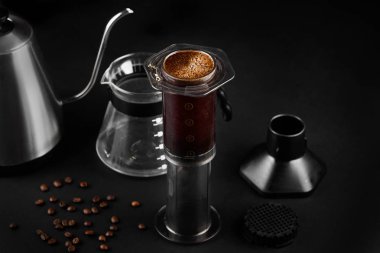 Siyah arka plan üzerinde Aeropress . Aeropress kahve demlemek için bir cihazdır. Kahve demleme