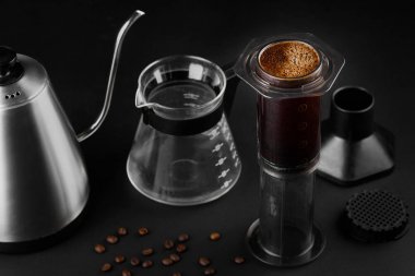 Siyah arka plan üzerinde Aeropress . Aeropress kahve demlemek için bir cihazdır. Kahve demleme