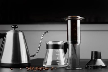 Siyah arka plan üzerinde Aeropress . Aeropress kahve demlemek için bir cihazdır. Kahve demleme