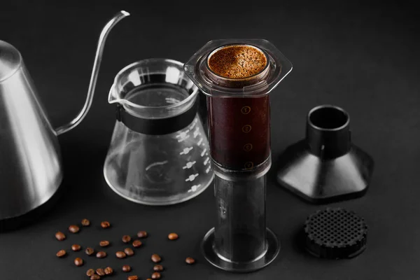 Siyah arka plan üzerinde Aeropress . Aeropress kahve demlemek için bir cihazdır. Kahve demleme