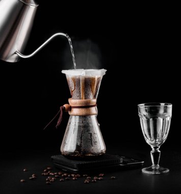 Chemex kahve makinesi manuel dökme tarzı cam kahve makinesidir. Chemex kahve demlemek için bir cihazdır. Kahve demleme