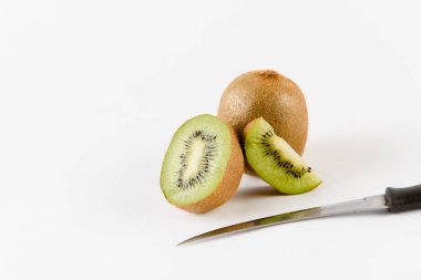 Beyaz arka planda kivi meyve dilimleri. Narenciye. Sağlıklı tazelik gıda. Vitaminli yeşil yaz meyveleri