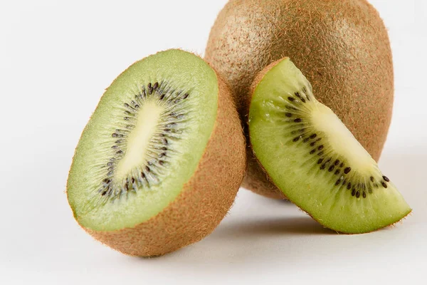 Tranches de fruits kiwis sur fond blanc. Agrumes. Nourriture fraîche saine. Fruits verts d'été avec vitamine — Photo