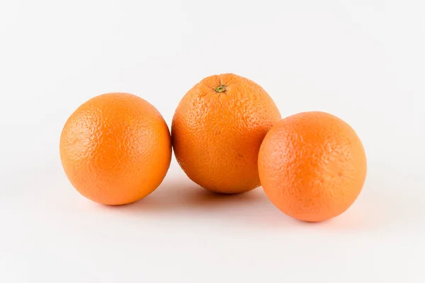 Fatias de laranja no fundo branco. Frutas cítricas. Comida saudável de frescura. Frutos de verão com vitamina — Fotografia de Stock