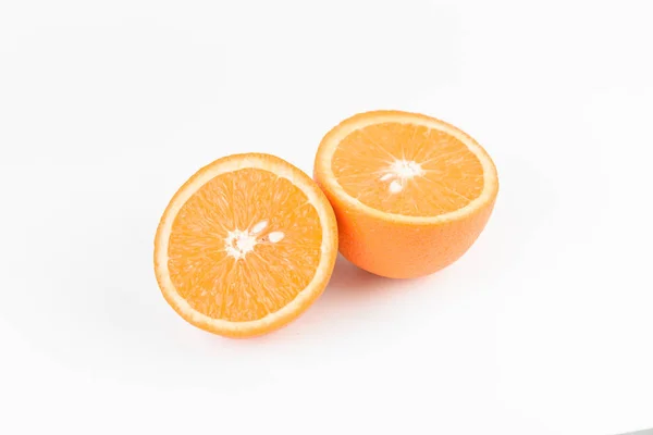 Fatias de laranja no fundo branco. Frutas cítricas. Comida saudável de frescura. Frutos de verão com vitamina — Fotografia de Stock