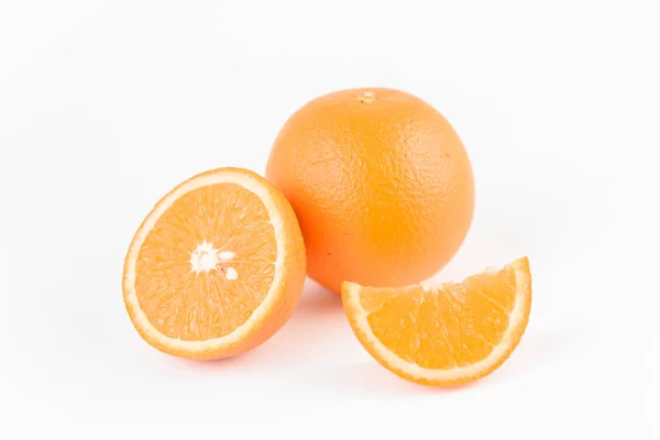 Pomarańczowy plasterki na białym tle. Owoce cytrusowe. Zdrowa świeżość żywności. Owoce letnie z witaminą — Zdjęcie stockowe